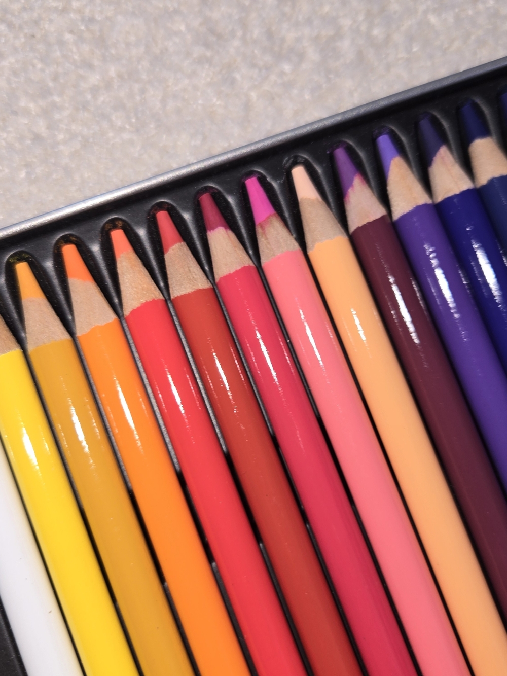 Amazon Basics Premium Colored Pencils Set of 24 - Soft Core Tin